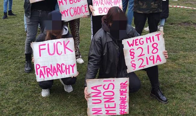 Diverse Demoplakate der 08. Mai Demonstration mit Sprüchen wie: "Fuck Patriarchy" ode "Weg mit §218 §219a"